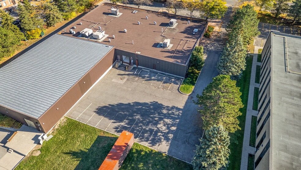 2181-2183 Thurston Dr, Ottawa, ON for lease - Building Photo - Image 3 of 8