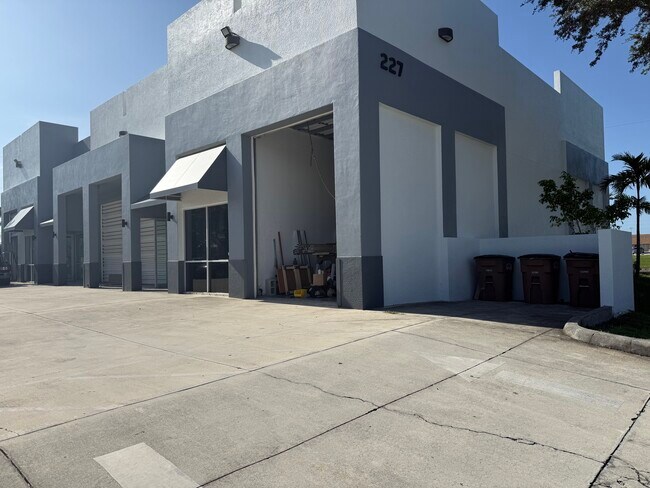 Plus de détails pour 227 SW 3rd Ave, Cape Coral, FL - Industriel à vendre