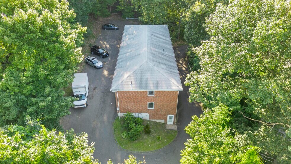 451 Divinity St, Bristol, CT à vendre - Photo du bâtiment - Image 3 de 15