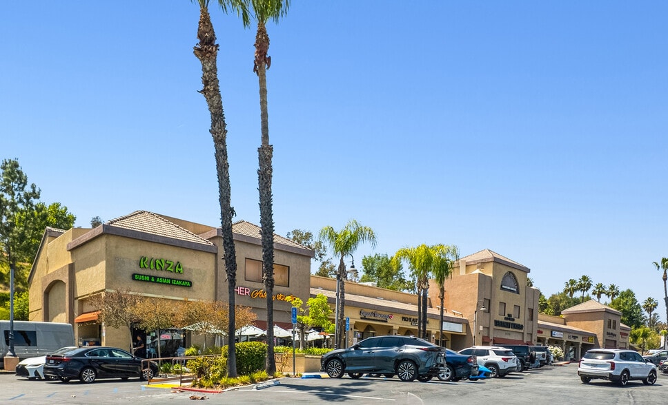 High-Quality Neighborhood Retail Center portfolio of 3 properties for sale on LoopNet.ca - Building Photo - Image 2 of 8