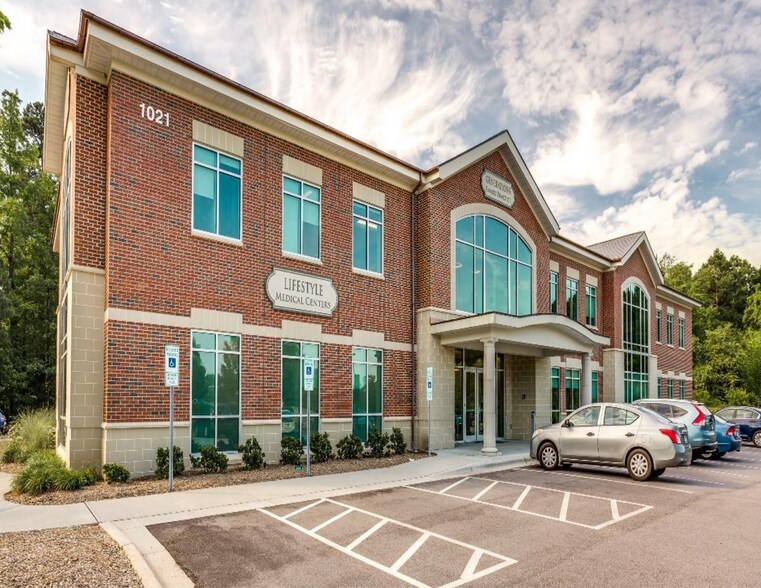 1021 Darrington Dr, Cary, NC à louer - Photo du bâtiment - Image 1 de 10