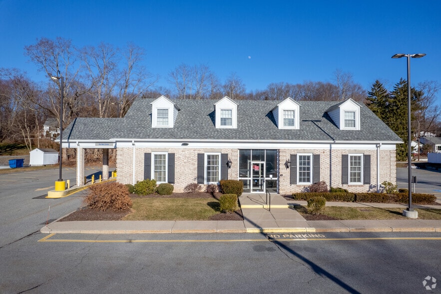 1975 Mendon Rd, Cumberland, RI à vendre - Photo du bâtiment - Image 2 de 9