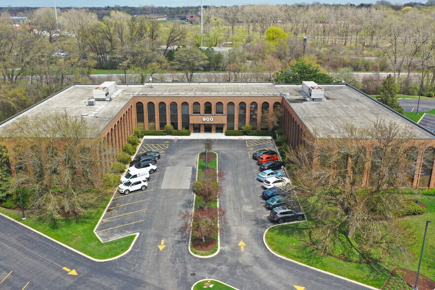 900 N Shore Dr, Lake Bluff, IL à louer - Photo du bâtiment - Image 3 de 16