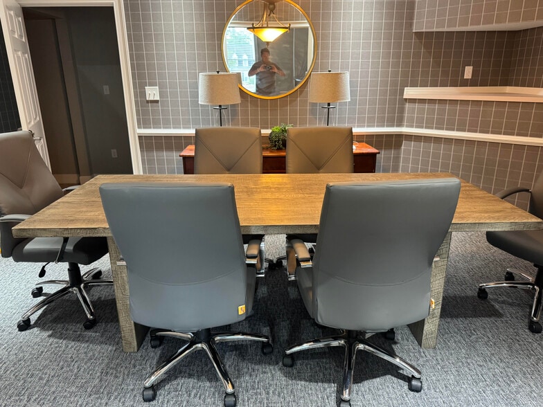 1742 Mount Vernon Rd, Dunwoody, GA for lease - Building Photo - Image 2 of 15