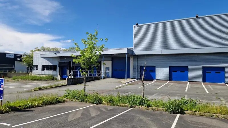Industrial in Miribel for lease - Building Photo - Image 2 of 18
