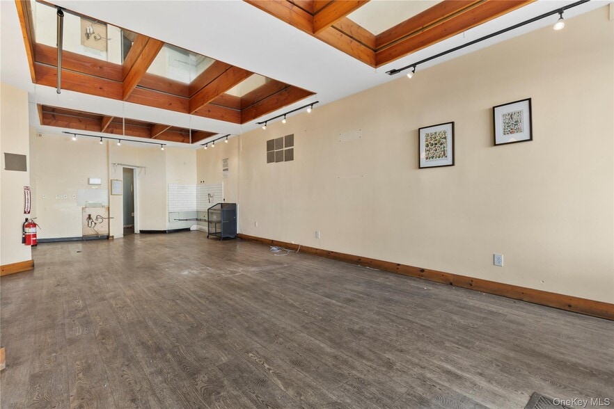 1048 W Beech St, East Atlantic Beach, NY à louer - Photo intérieure - Image 2 de 11