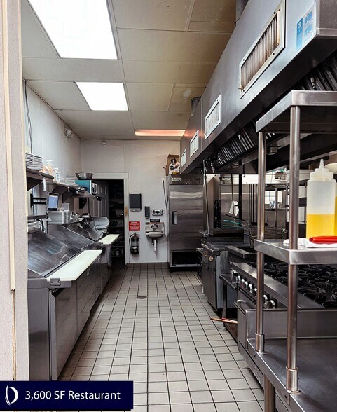 921 White Plains Rd, Trumbull, CT à louer - Photo intérieure - Image 2 de 26