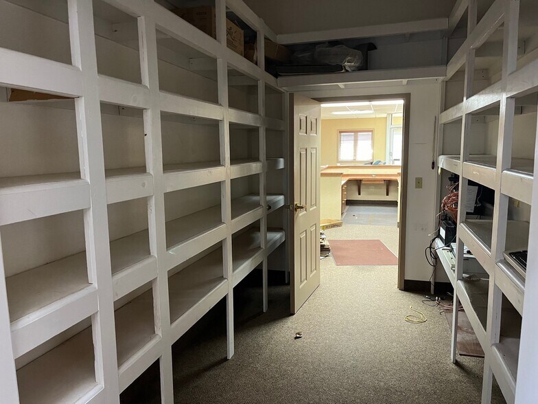 503 Abbe Rd S, Elyria, OH à vendre - Photo intérieure - Image 2 de 9