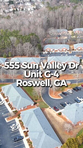 555 Sun Valley Dr, Roswell, GA à louer - Vidéo sur l’inscription commerciale - Image 2 de 17