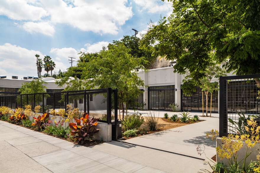 3300 W Sunset Blvd, Los Angeles, CA à louer - Photo du bâtiment - Image 2 de 10