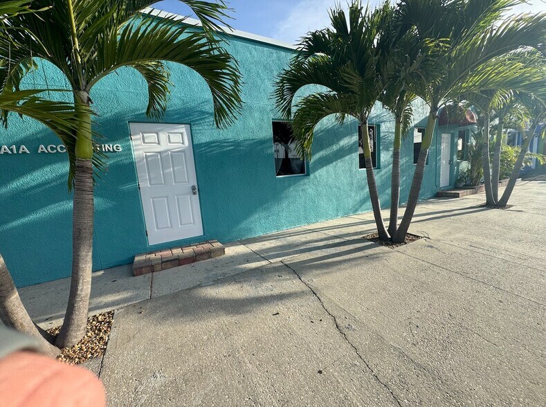 222 N 1st St, Cocoa Beach, FL à vendre - Photo du bâtiment - Image 2 de 4