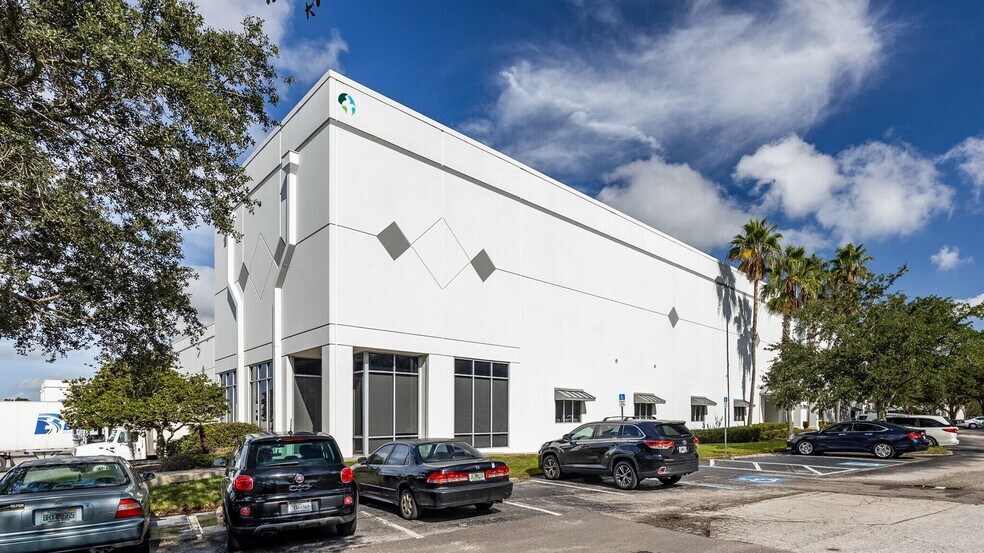 8600-8655 Elm Fair Blvd, Tampa, FL à louer - Photo du bâtiment - Image 2 de 4