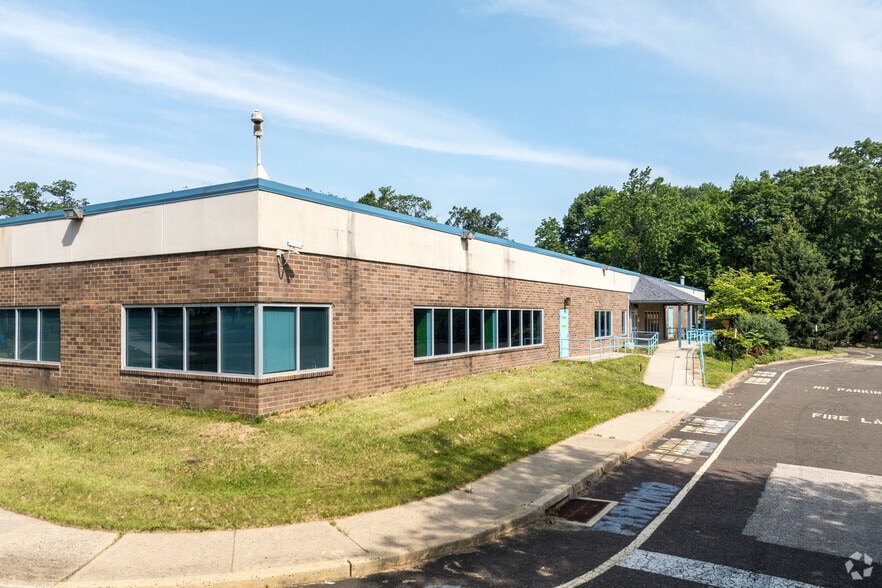 3190 Tremont Ave, Feasterville Trevose, PA à louer - Photo du bâtiment - Image 2 de 20