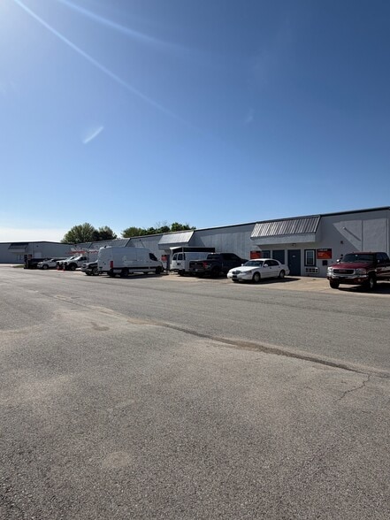 11513 Strang Line Rd, Olathe, KS for lease - Building Photo - Image 2 of 2