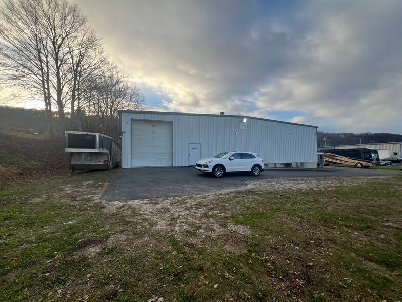 571 Danbury Rd, New Milford, CT for sale - Building Photo - Image 3 of 19
