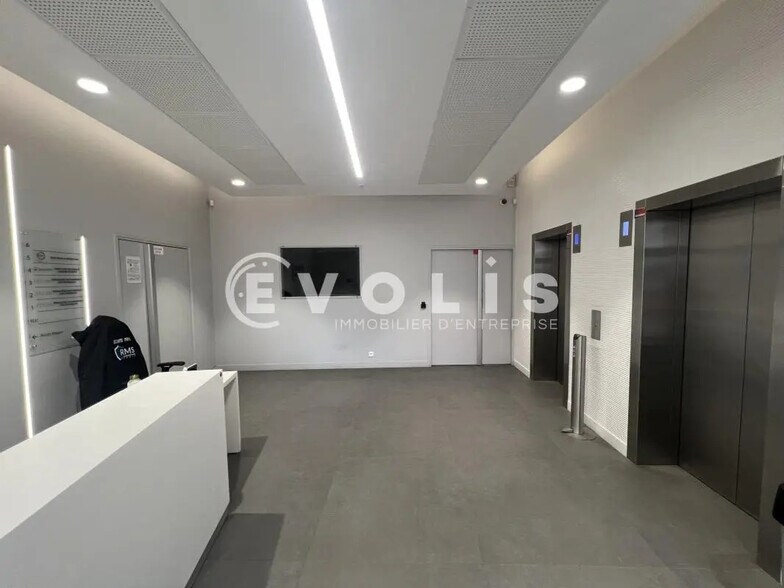 1 Place Des Marseillais, Charenton-le-Pont à louer - Photo du bâtiment - Image 2 de 27