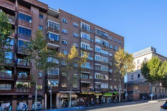 Plus de détails pour Multi-résidentiel à vendre