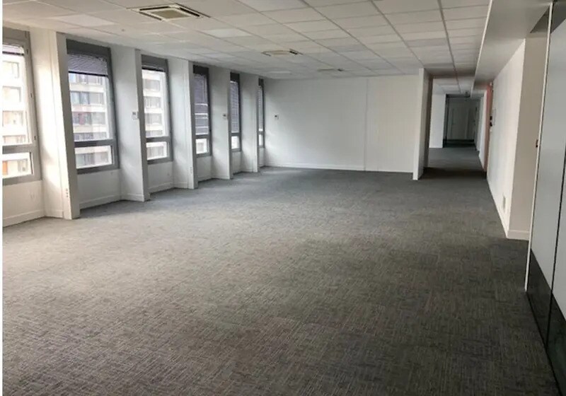 Office in Boulogne-Billancourt for lease - Building Photo - Image 2 of 6