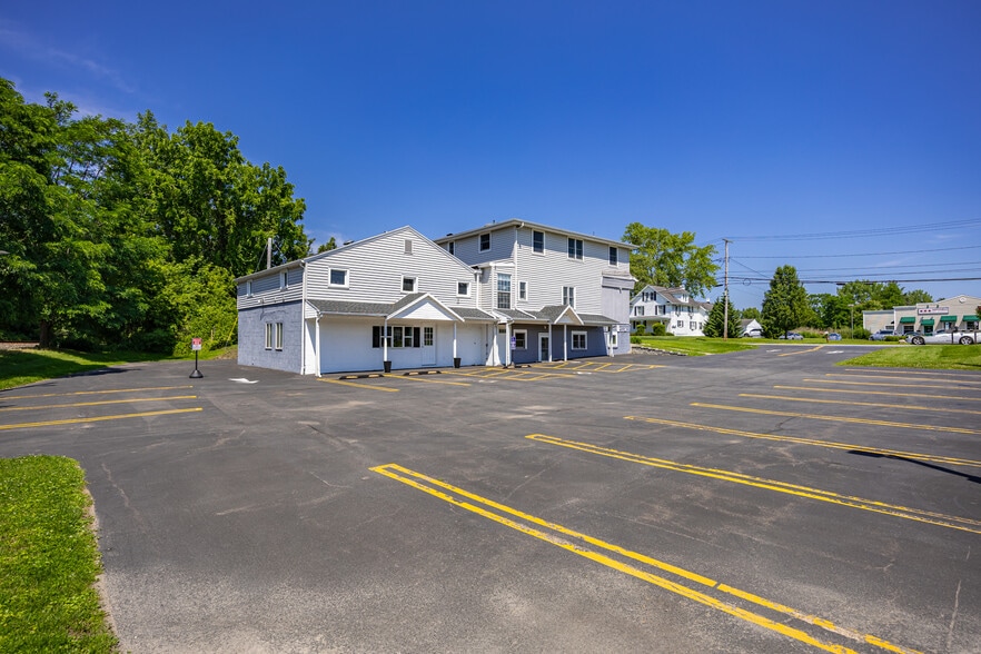 581 Whitney Rd W, Fairport, NY à vendre - Photo du bâtiment - Image 3 de 26
