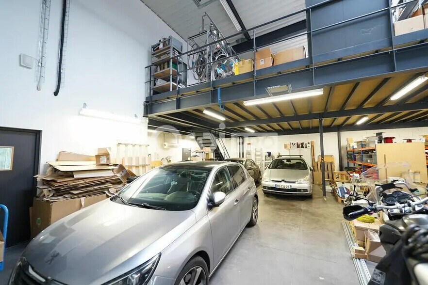 Flex in Vaulx-en-Velin for lease - Interior Photo - Image 2 of 58