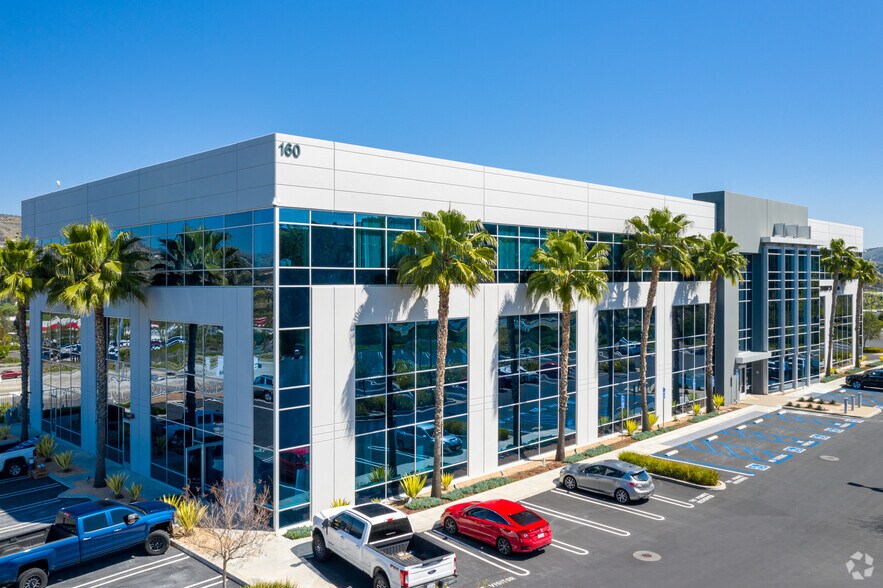 160 N Riverview Dr, Anaheim, CA à louer - Photo du bâtiment - Image 2 de 5
