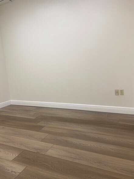 3023 Eastland Blvd, Clearwater, FL à louer - Photo du bâtiment - Image 3 de 14