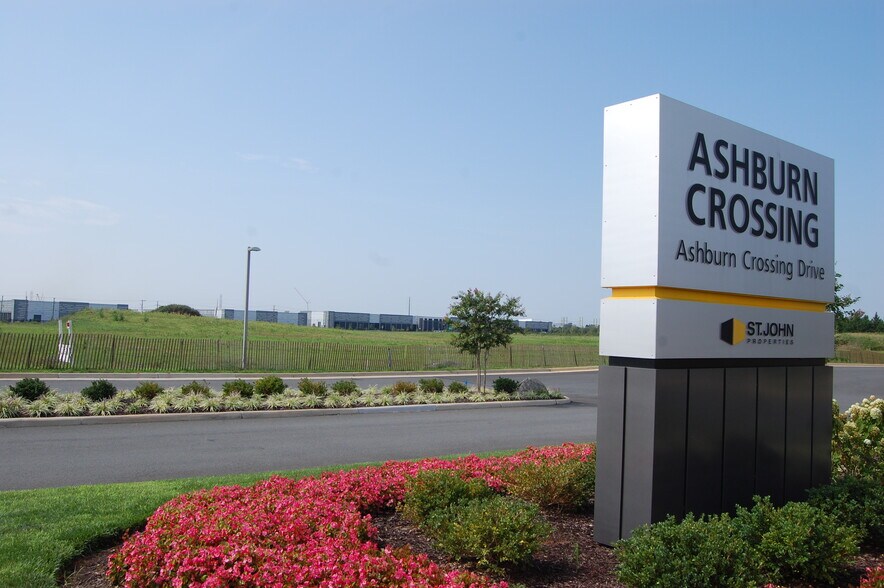 21000 Ashburn Crossing Dr, Ashburn, VA à louer - Photo du bâtiment - Image 2 de 2
