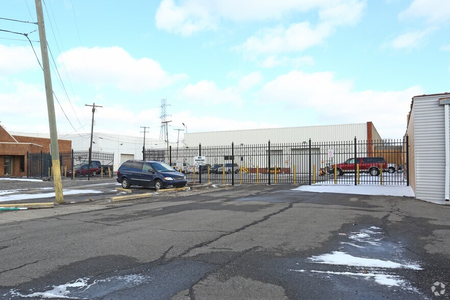 6650 Chase Rd, Dearborn, MI à vendre - Photo du bâtiment - Image 3 de 12