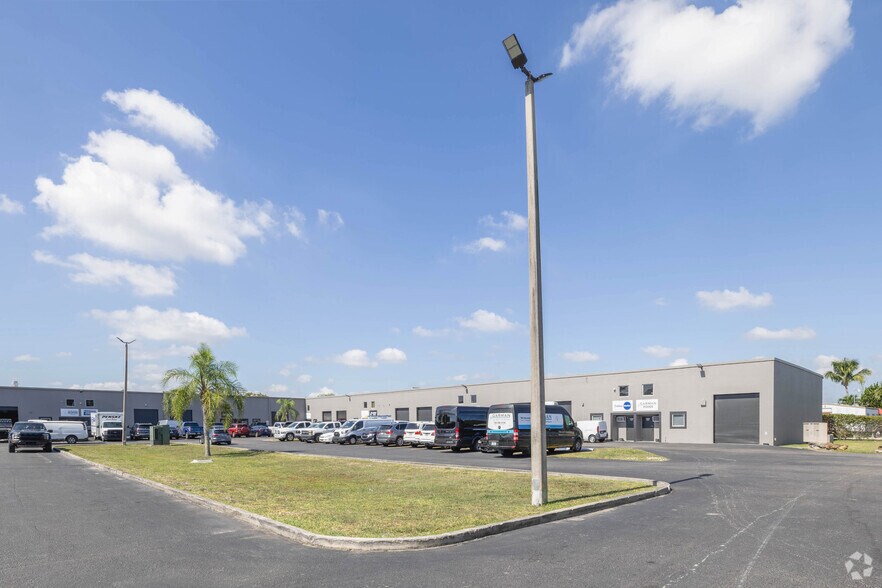 14000-14048 SW 140th St, Miami, FL à louer - Photo du bâtiment - Image 3 de 11