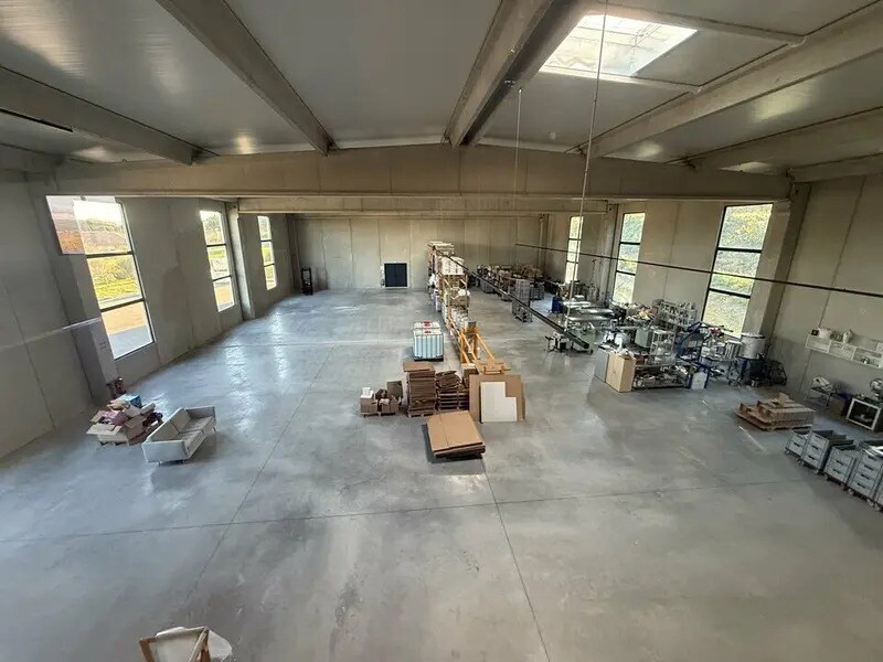 Industrial in Pertuis for lease Building Photo- Image 1 of 5