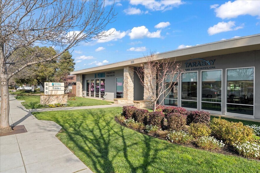 555 Veterans Blvd, Redwood City, CA à louer - Photo du bâtiment - Image 3 de 20