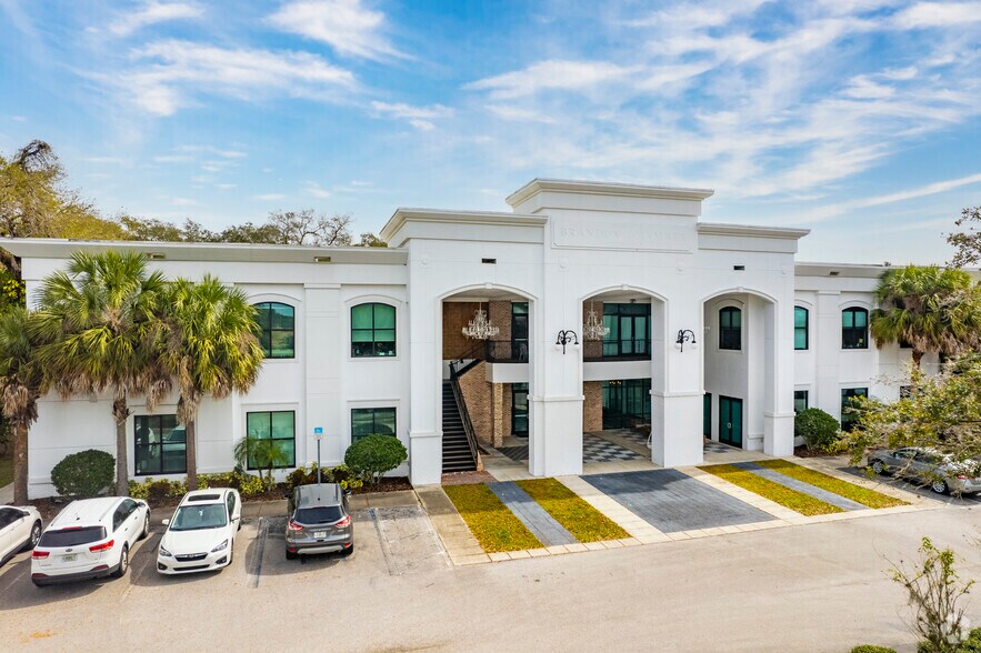 330 Pauls Dr, Brandon, FL à louer - Photo du bâtiment - Image 1 de 6