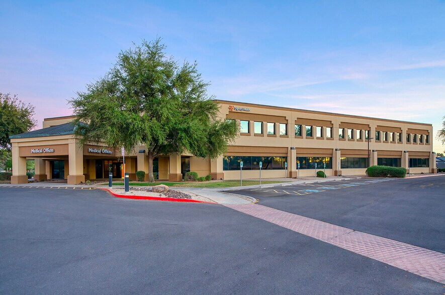 1501 N Gilbert Rd, Gilbert, AZ à louer - Photo du bâtiment - Image 2 de 10