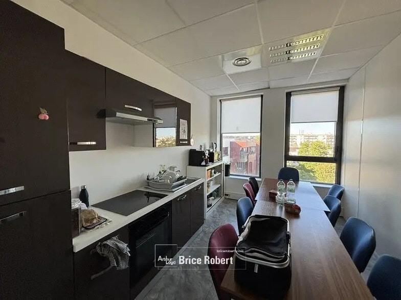 Office in Vaulx-en-Velin for sale - Building Photo - Image 3 of 8