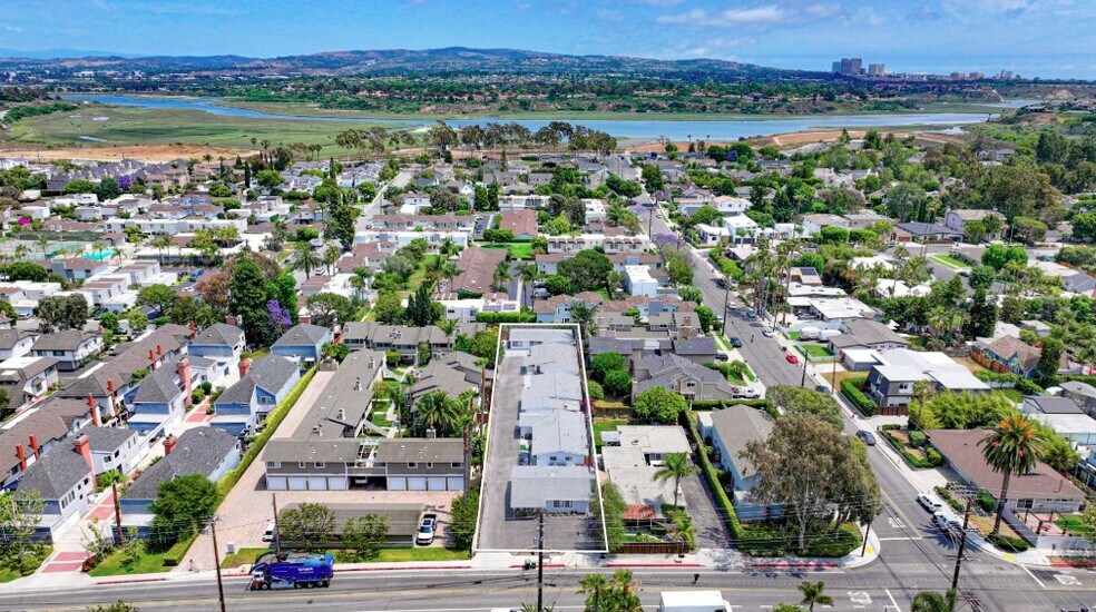 2422 Santa Ana Ave, Costa Mesa, CA à vendre - Photo du bâtiment - Image 2 de 12