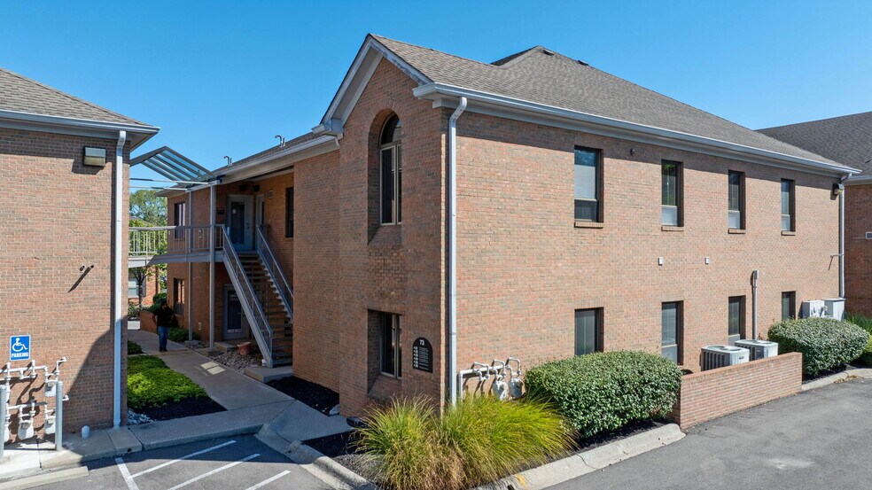 73 E Wilson Bridge Rd, Worthington, OH à vendre - Photo du bâtiment - Image 1 de 84