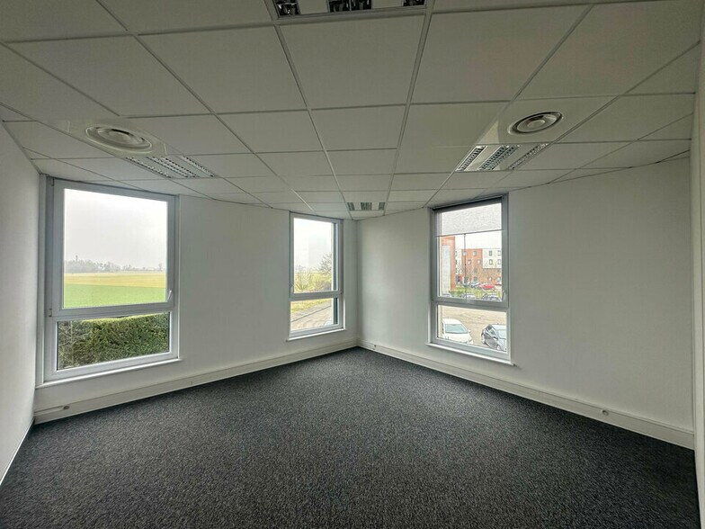 Office in Entzheim for lease - Interior Photo - Image 2 of 4