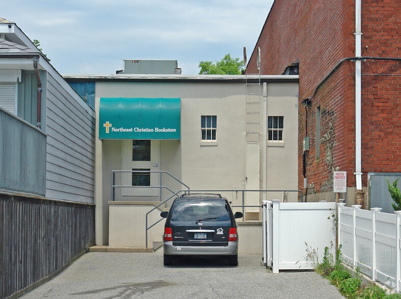 65 E Main St, Riverhead, NY à vendre - Photo du bâtiment - Image 2 de 2