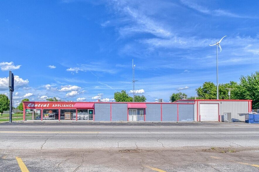 102-104 E Central Portfolio portefeuille de 2 propriétés à vendre sur LoopNet.ca - Photo du bâtiment - Image 2 de 19