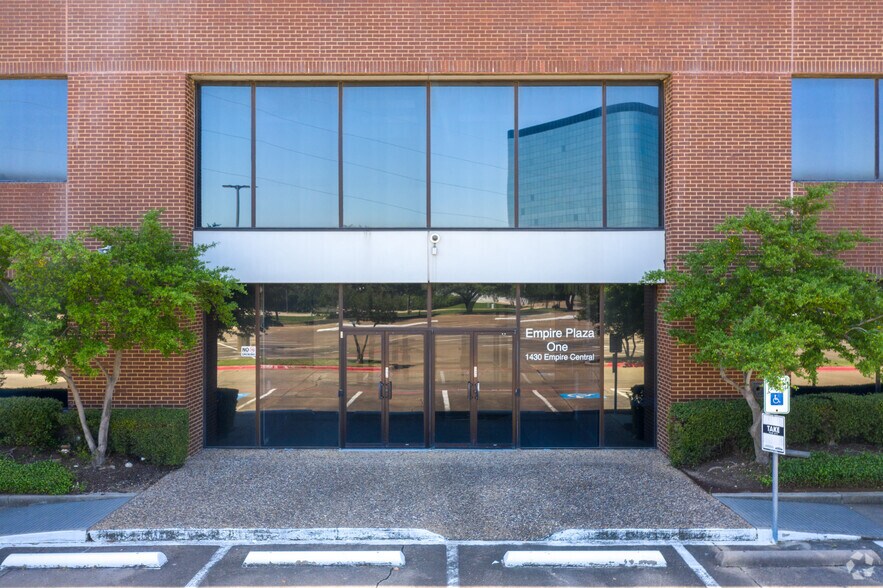 1430 Empire Central Dr, Dallas, TX à louer - Photo du bâtiment - Image 3 de 11