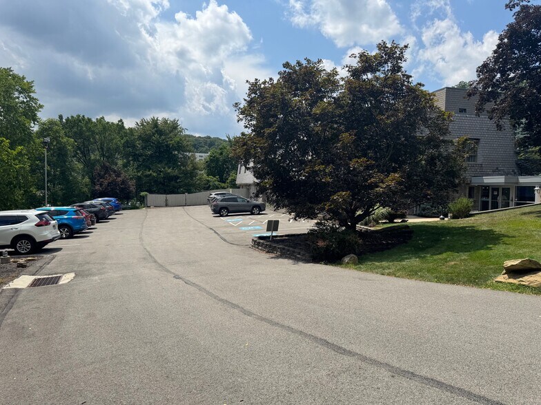 223 Siebert Rd, Pittsburgh, PA à vendre - Photo du bâtiment - Image 3 de 4