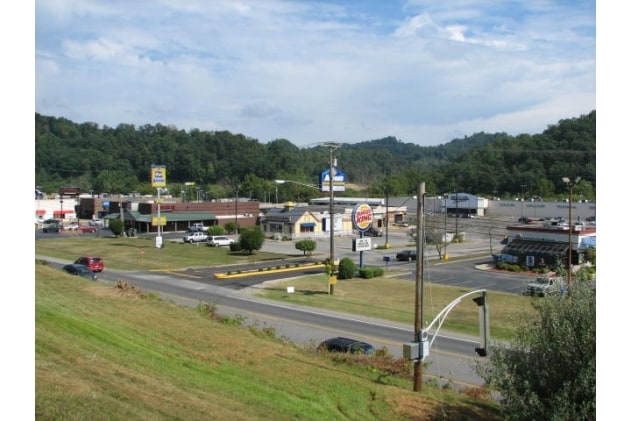 343-451 N Mayo Trl, Paintsville, KY for lease - Building Photo - Image 3 of 3