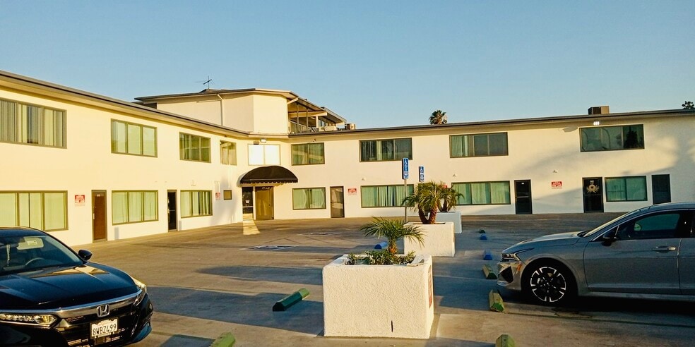 599 S Barranca Ave, Covina, CA à louer - Photo du bâtiment - Image 2 de 5