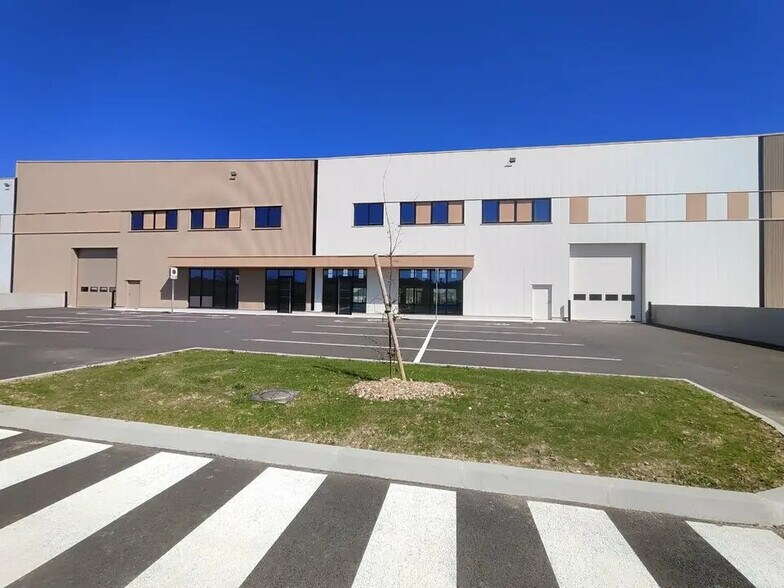 Flex in Vaulx-Milieu for lease - Building Photo - Image 1 of 4