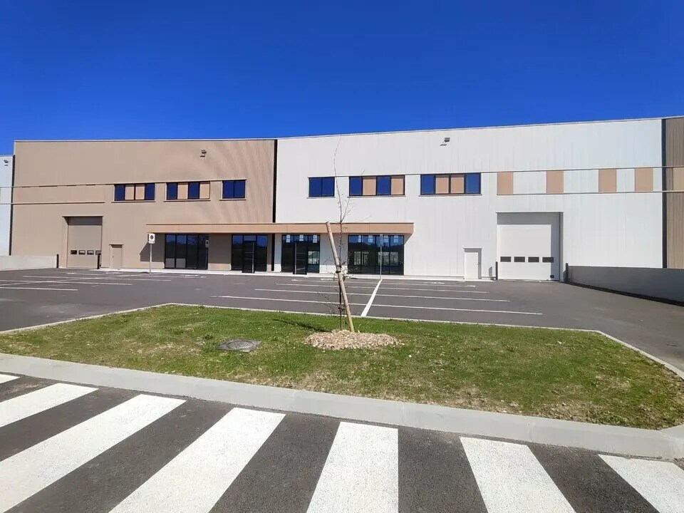 Flex dans Vaulx-Milieu à louer Photo du bâtiment- Image 1 de 5