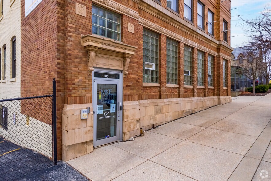 315 W Court St, Milwaukee, WI à louer - Photo du bâtiment - Image 2 de 7