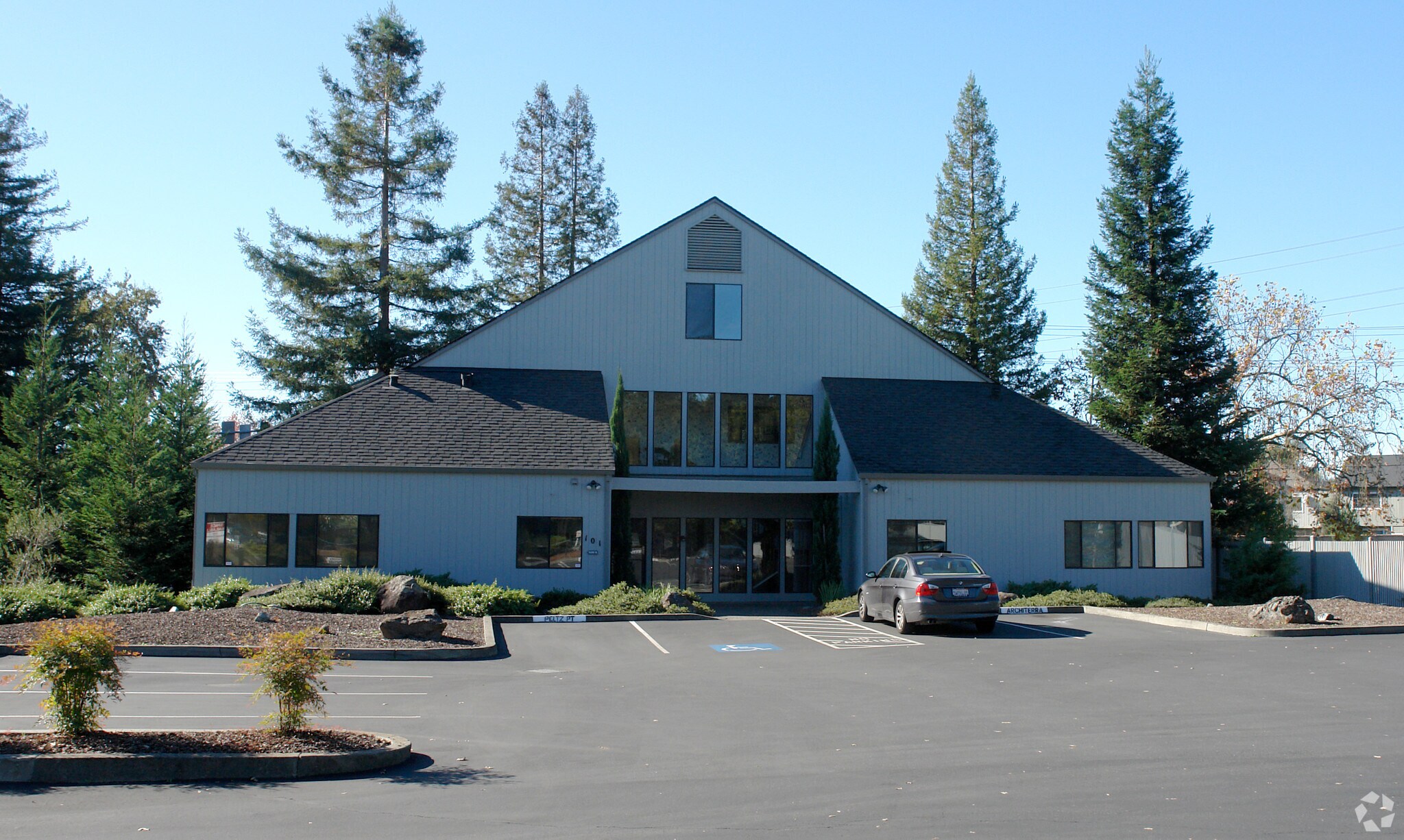 101 Wikiup Dr, Santa Rosa, CA à louer Photo principale- Image 1 de 35