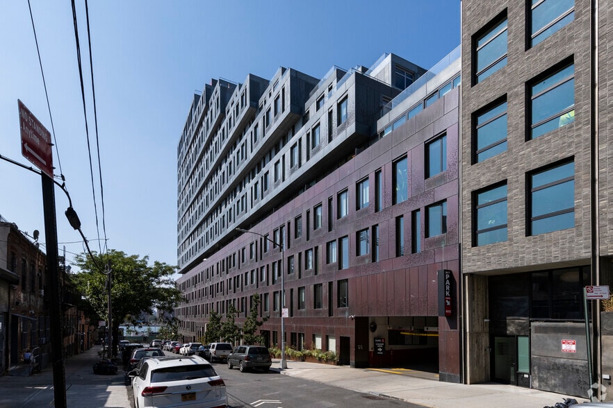 325 Kent Ave, Brooklyn, NY for lease - Building Photo - Image 2 of 6