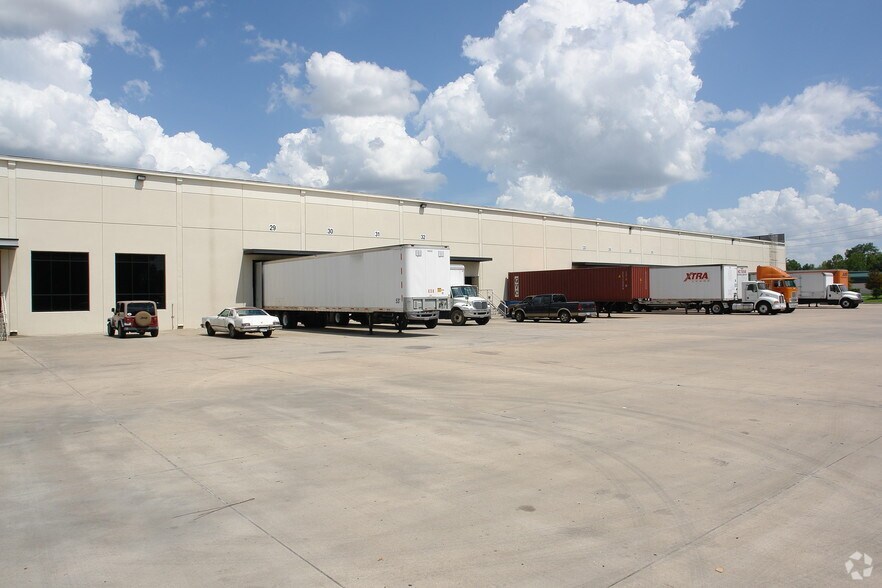 9010 W Little York Rd, Houston, TX à louer - Photo du bâtiment - Image 3 de 7