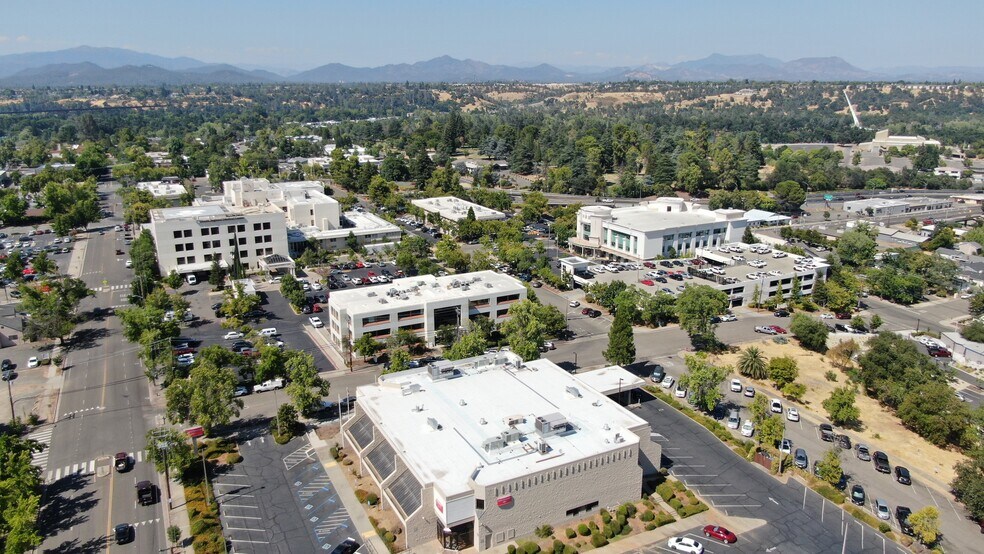 1661 East St, Redding, CA à louer - Aérien - Image 2 de 27
